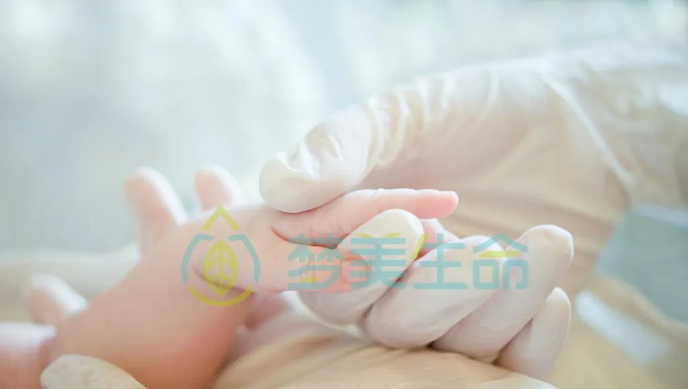 妈妈宝贝牵手.jpg