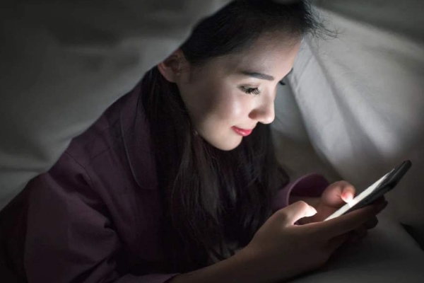 女性熬夜