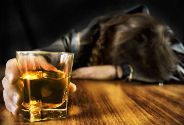男性喝酒