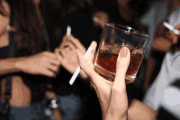 女性女性抽烟喝酒.png