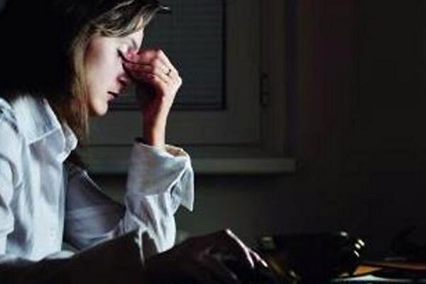 女性熬夜.jpg