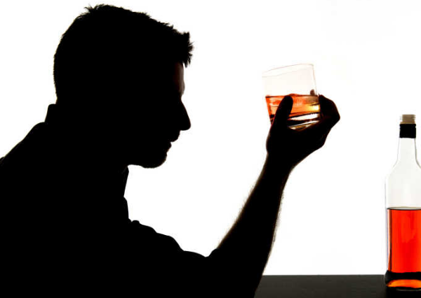 男性喝酒