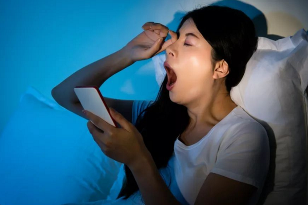 女性熬夜