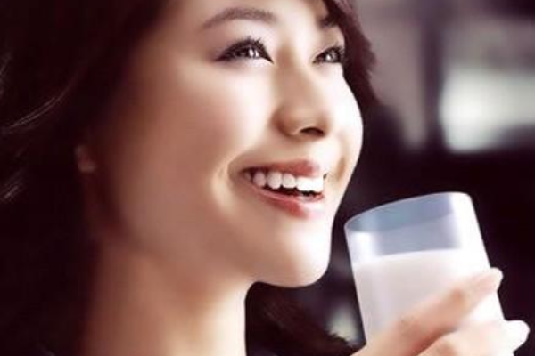 女性喝牛奶