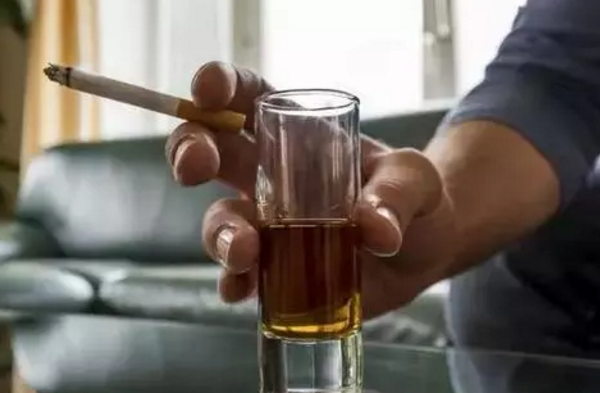 男性吸烟喝酒